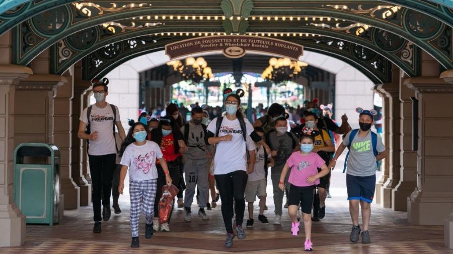 Primeiros visitantes a aproveitarem Disney na reabertura - Marc Piasecki/	Getty Images