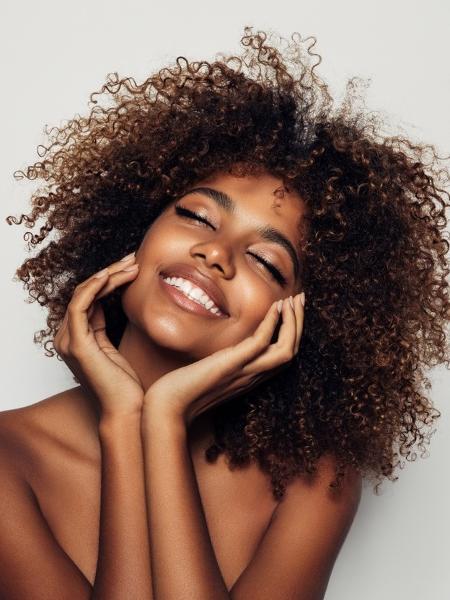 Xampu sem sulfato se tornou alternativa mais saudável para os cuidados com os cabelos - iStock