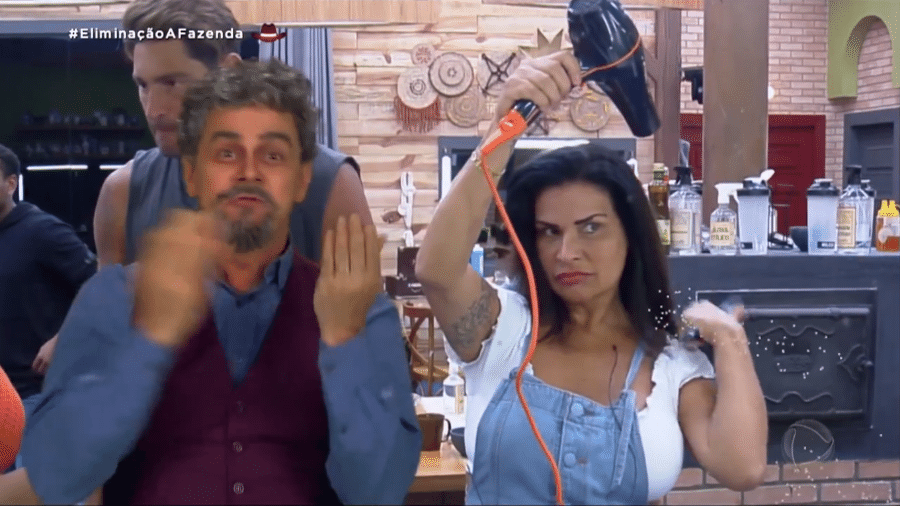 A Fazenda 2021: Solange seca o cabelo em cima da comida - Reprodução/Playplus