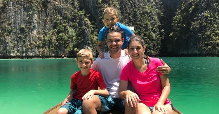 A família em passeio de barco na Tailândia  - Arquivo pessoal - Arquivo pessoal