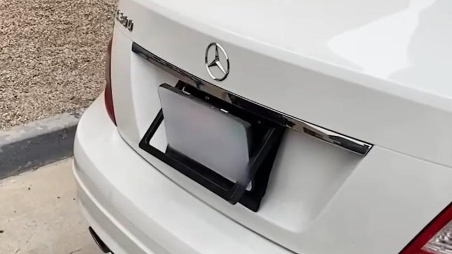 Mercedes Classe C com placa giratória - Reprodução