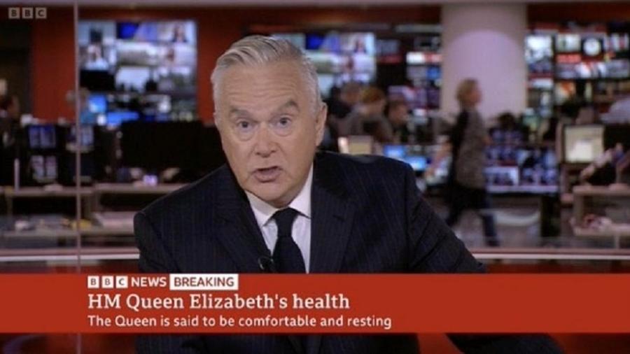 O âncora Huw Edwards, da BBC News, apareceu de terno e gravata pretos e preocupou os telespectadores - Reprodução/Twitter
