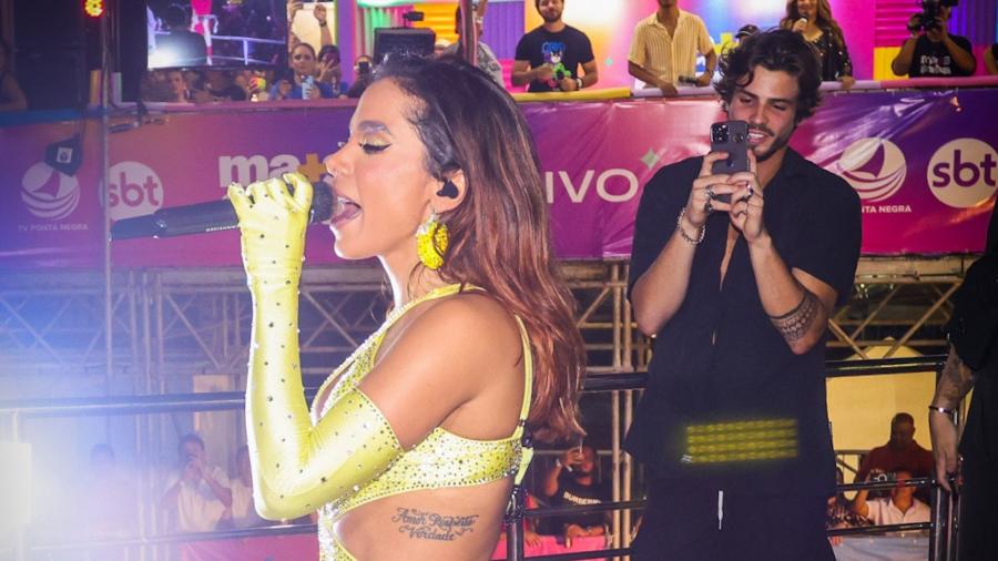 Anitta é acompanhada pelo novo affair em show de Natal - Brazil News
