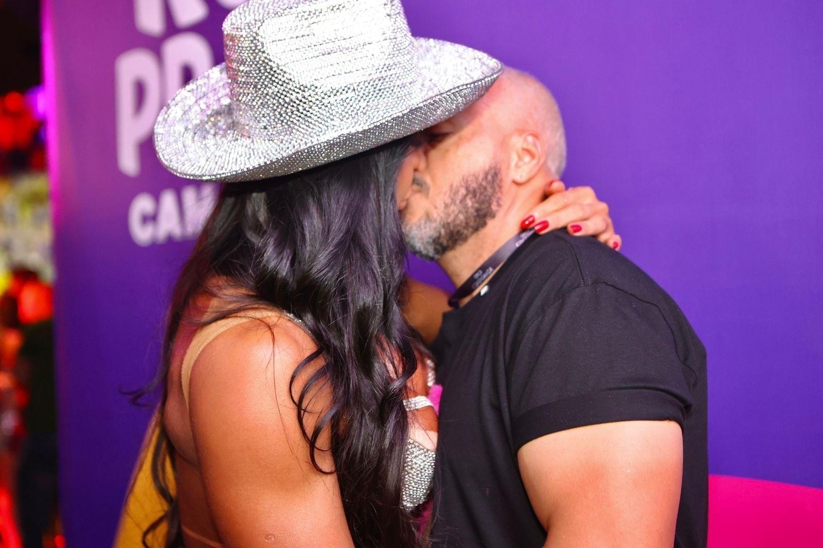 Gracyanne Barbosa e Belo se beijam num camarote da Sapucaí - Lucas Teixeira