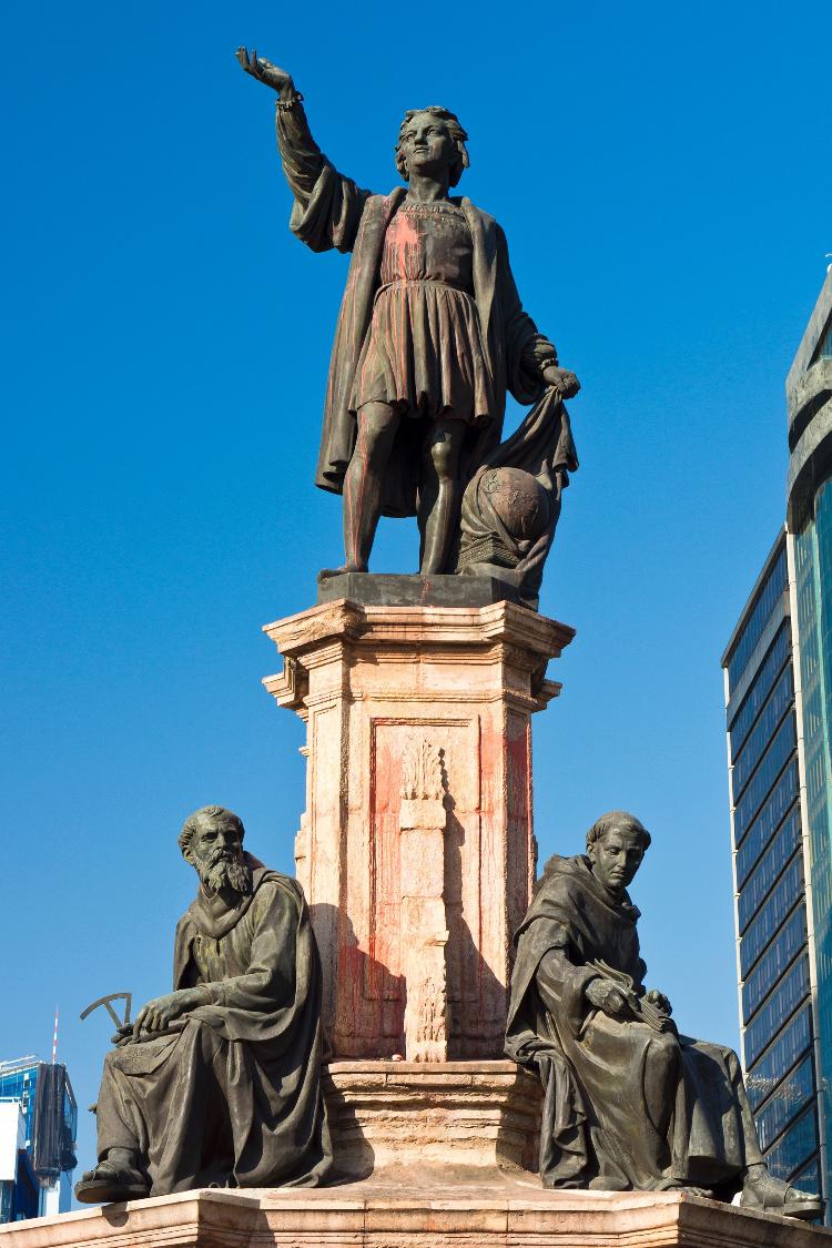 La controvertida estatua de Cristóbal Colón, fechada en 1877, pintada con pintura roja - traveler1116/Getty Images/iStockphoto - traveler1116/Getty Images/iStockphoto
