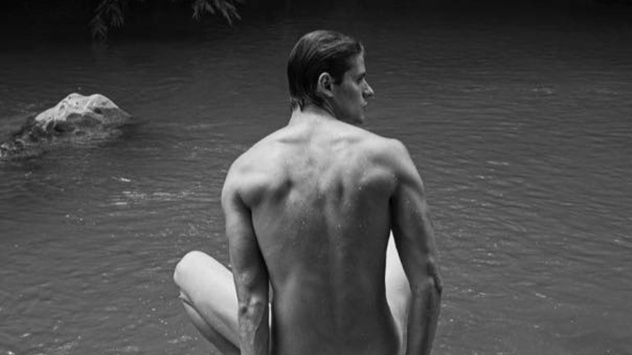 Daniel Lenhardt posa nu em lago na Colômbia - Instagram