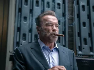 Aposentada perde R$ 238 mil achando que ajudava Arnold Schwarzenegger