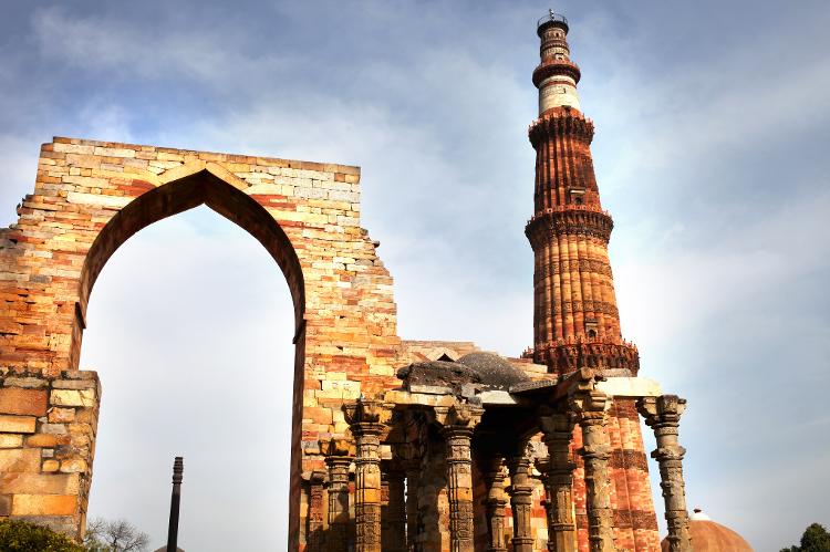 Parte de Qutb Minar com o pilar ao fundo