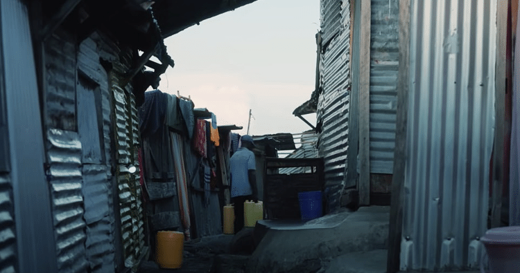 As ruelas apertadas onde as pessoas também cozinham ao ar livre