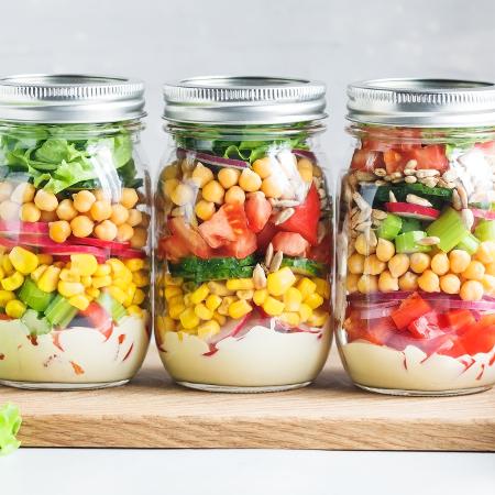 Salada no pote é uma opção prática e saudável para os dias de calor