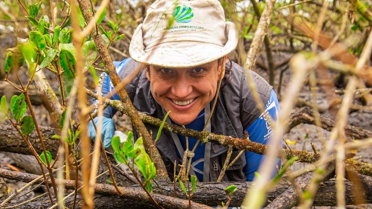 Cassiana Metri, especialista em manguezais e no caranguejo-uçá, durante trabalho de campo Cassiana Metri, especialista em manguezais e no caranguejo-uçá, durante trabalho de campo