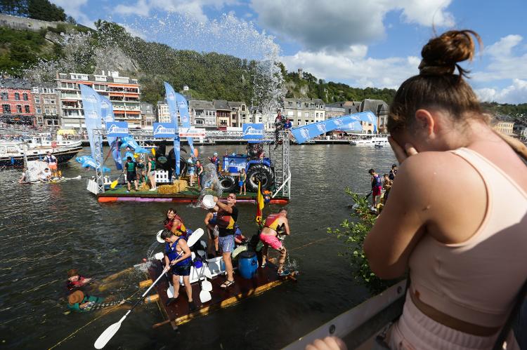 Regata de banheiras no Rio Meuse, em Dinant (Bélgica) Regata de banheiras no Rio Meuse, em Dinant (Bélgica)