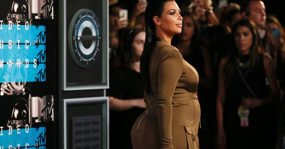 30.ago.2015 - Grávida de um menino, Kim Kardashian vai ao Video Music Awards, que acontece no Microsoft Theater, em Los Angeles