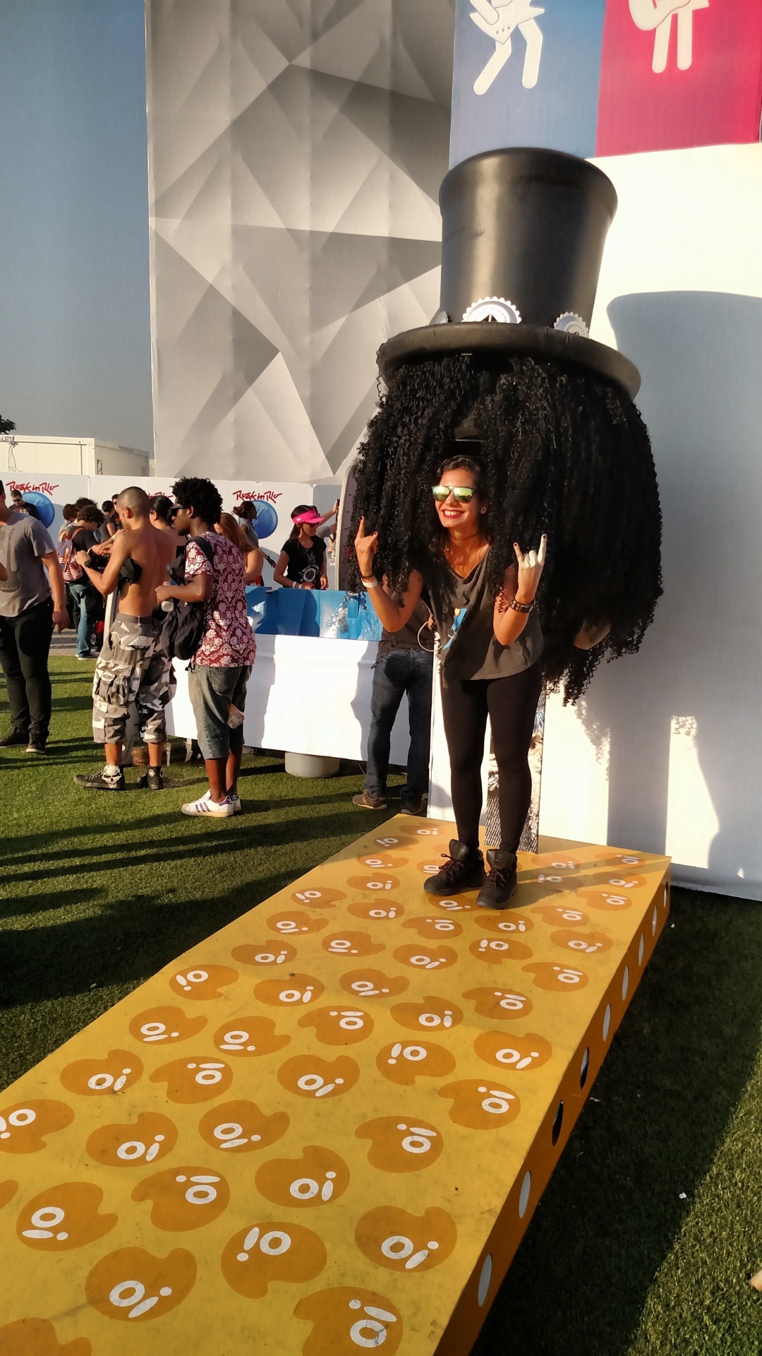 24.set.2015 - Um orelhão fantasiado de Slash virou febre no Rock in Rio. Os fãs fazem fila para tirar foto no local com a "cabeleira" do ex-guitarrista do Guns N' Roses. "Gosto muito do Slash. Nunca vi um show dele ao vivo, então aproveitei. Mas estou aqui é para ver o Queens of the Stone Age", conta a estagiária Yasmim Burguês, 24 anos - Leonardo Rodrigues/UOL