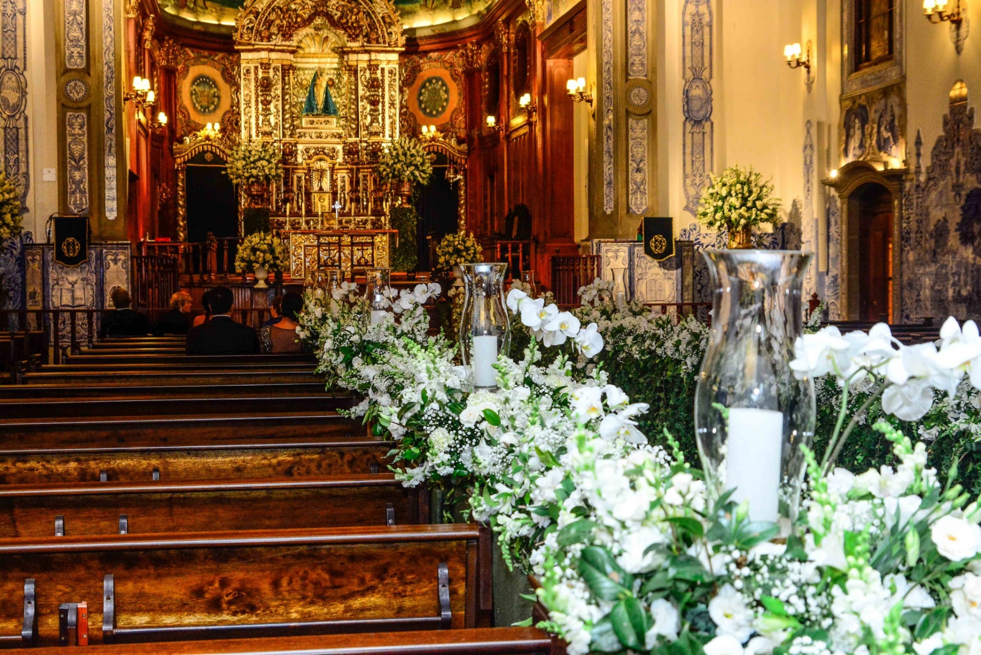 25.set.2015- Juju Salimeni e Felipe Franco se casam nesta sexta-feira na tradicional Paróquia Nossa Senhora do Brasil, em São Paulo. A igreja está decorada com flores brancas - Leo Franco / AgNews