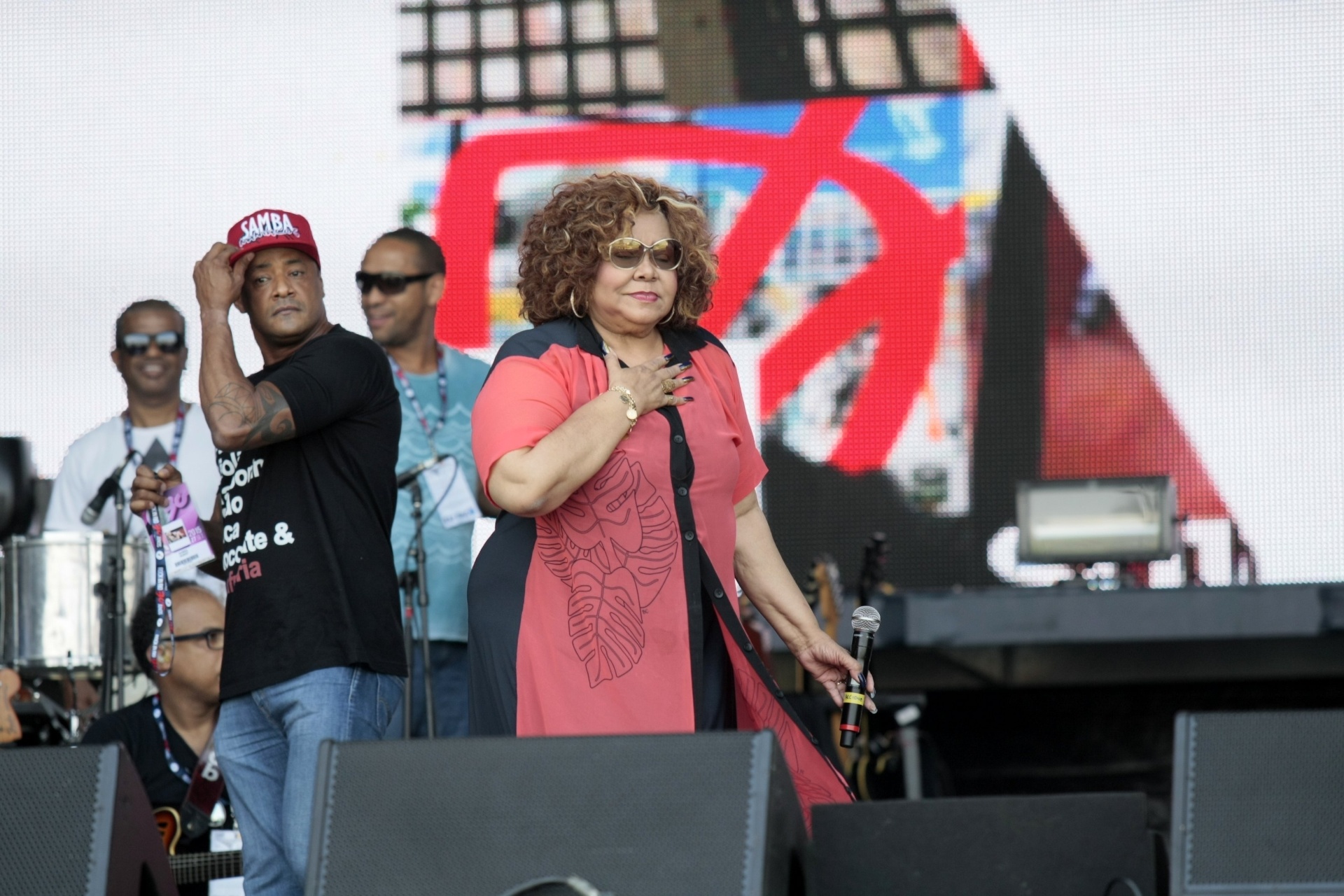 27.set.2015 - Alcione e Maria Rita passam o som no palco Sunset, onde apresentarão show em homenagem aos 450 anos da cidade do Rio de Janeiro, no último dia do Rock in Rio 2015. - Johnson Parraguez/Foto Rio News