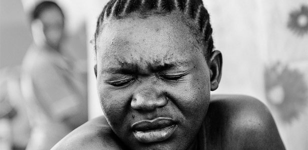 Mulher da Tanzânia dá à luz em imagem da série fotográfica "Hundred Times A Difference", da fotógrafa Moa Karlberg - Reprodução/Facebook - Reprodução/Facebook