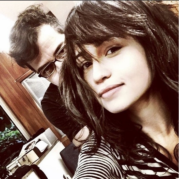 29.out.2015-Nanda Costa mudou o visual mais uma vez. A atriz publicou uma foto em seu Instagram em que aparece novamente de cabelos escuros ?Morena voltou. Foi divertido ser loira, azul, rosa, verde cloro e ressecado!", escreveu Nanda que ainda aparece loira no seriado "Espinosa", exibido todas as quintas-feiras no canal fechado GNT - Reprodução/Instagram/@nandacostareal