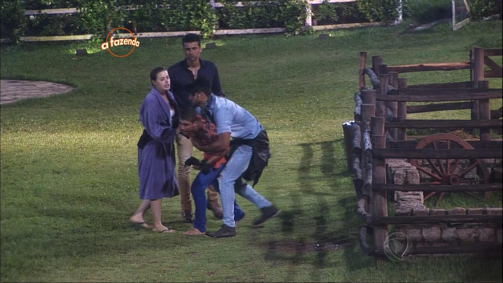 13.nov.2015 - Descontrolado, Douglas desceu para tentar tocar o sino mas foi impedido por Marcelo Bimbi - Reprodução/Record