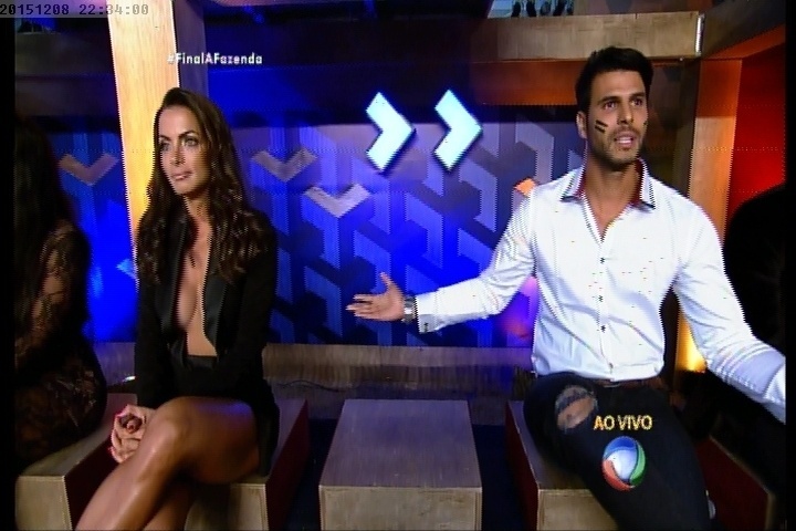 8.dez.2015 - Marcelo Bimbi e Carla Prata na final de "A Fazenda 8" - Reprodução/Record