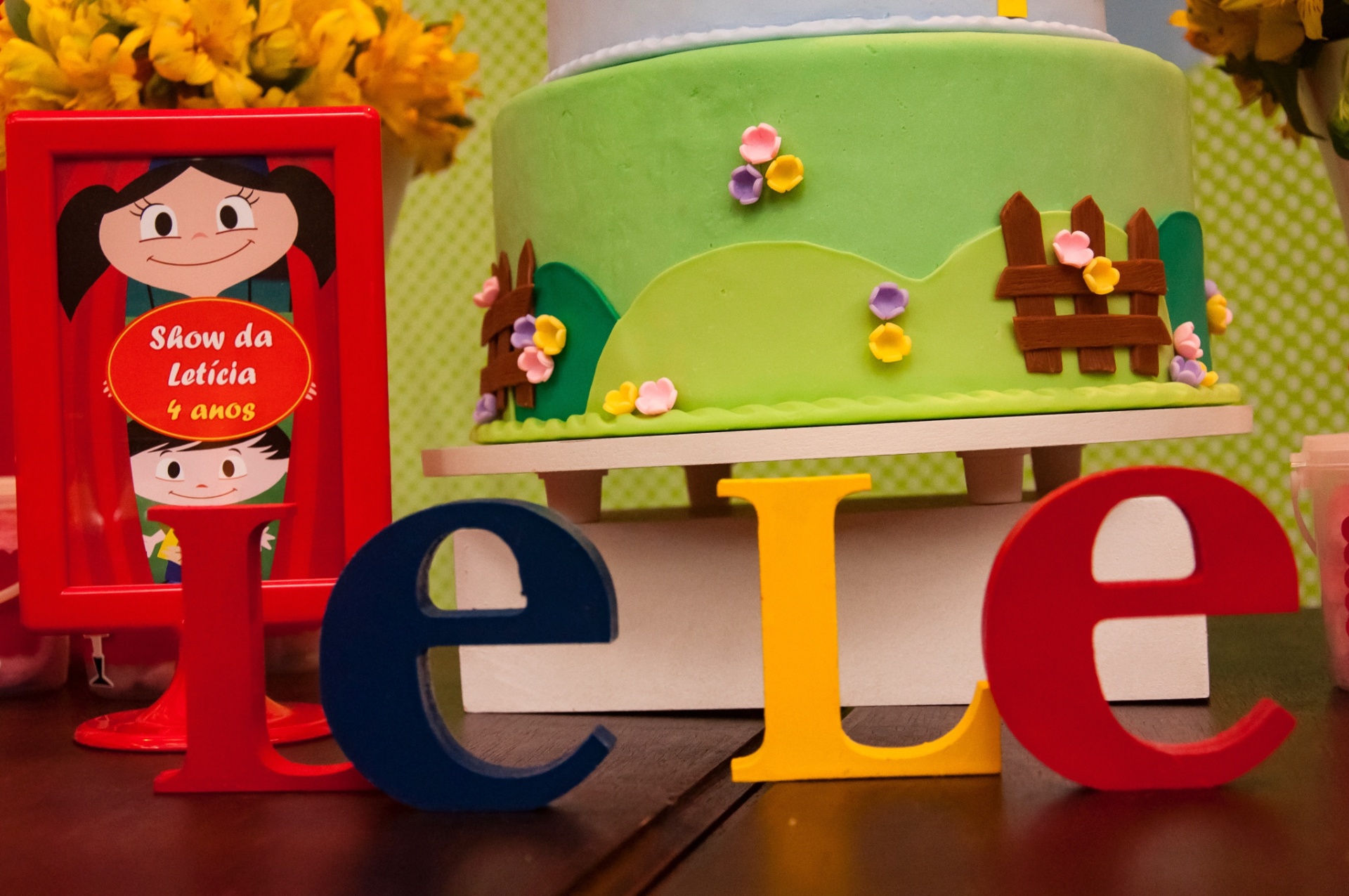 O apelido da aniversariante, Letícia, foi confeccionado em placas de MDF por Rosângela Ribeiro, da Mariah Festas, especialmente para o evento - George Montezani Fotografia