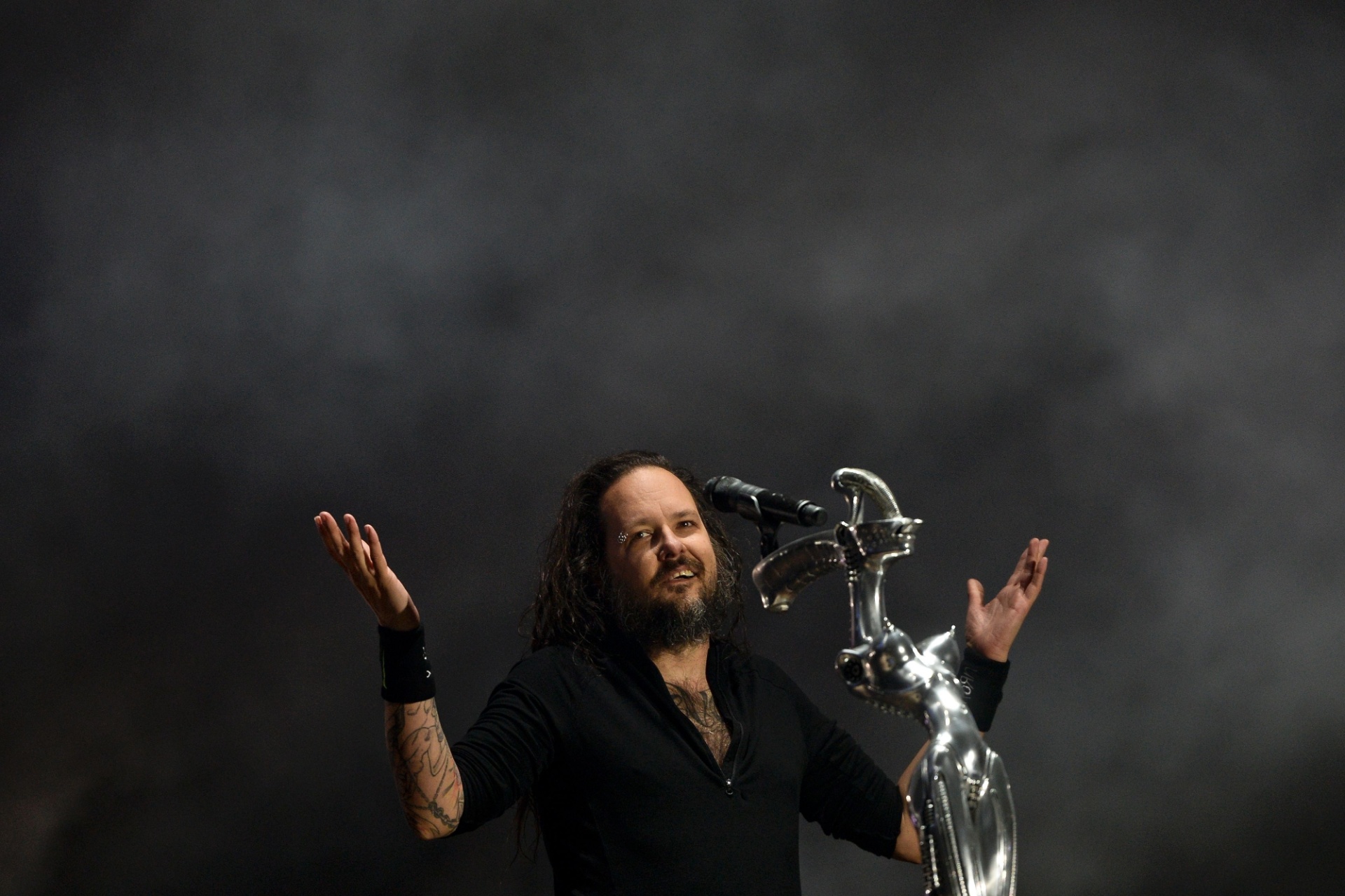 27.mai.2016 - Jonathan Davis, vocalista da banda de rock americana Korn, reage aos problemas técnicos, que acabaram encurtando o show da banda no Rock in Rio Lisboa. O festival acontece de 19 a 29 de maio. - Patricia de Melo Moreira/AFP