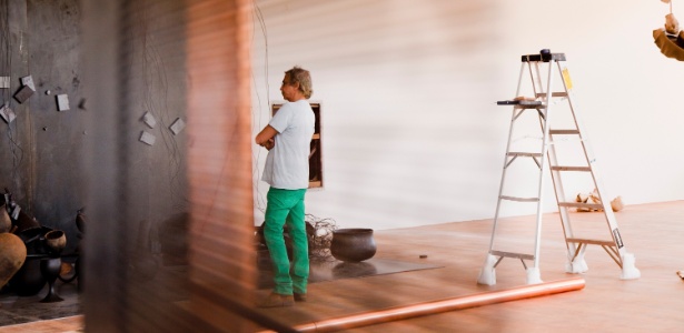 Tunga observa montagem de uma de suas galerias no Instituo Inhotim, em Minas Gerais, em 2012 - Daniela Paoliello - Daniela Paoliello
