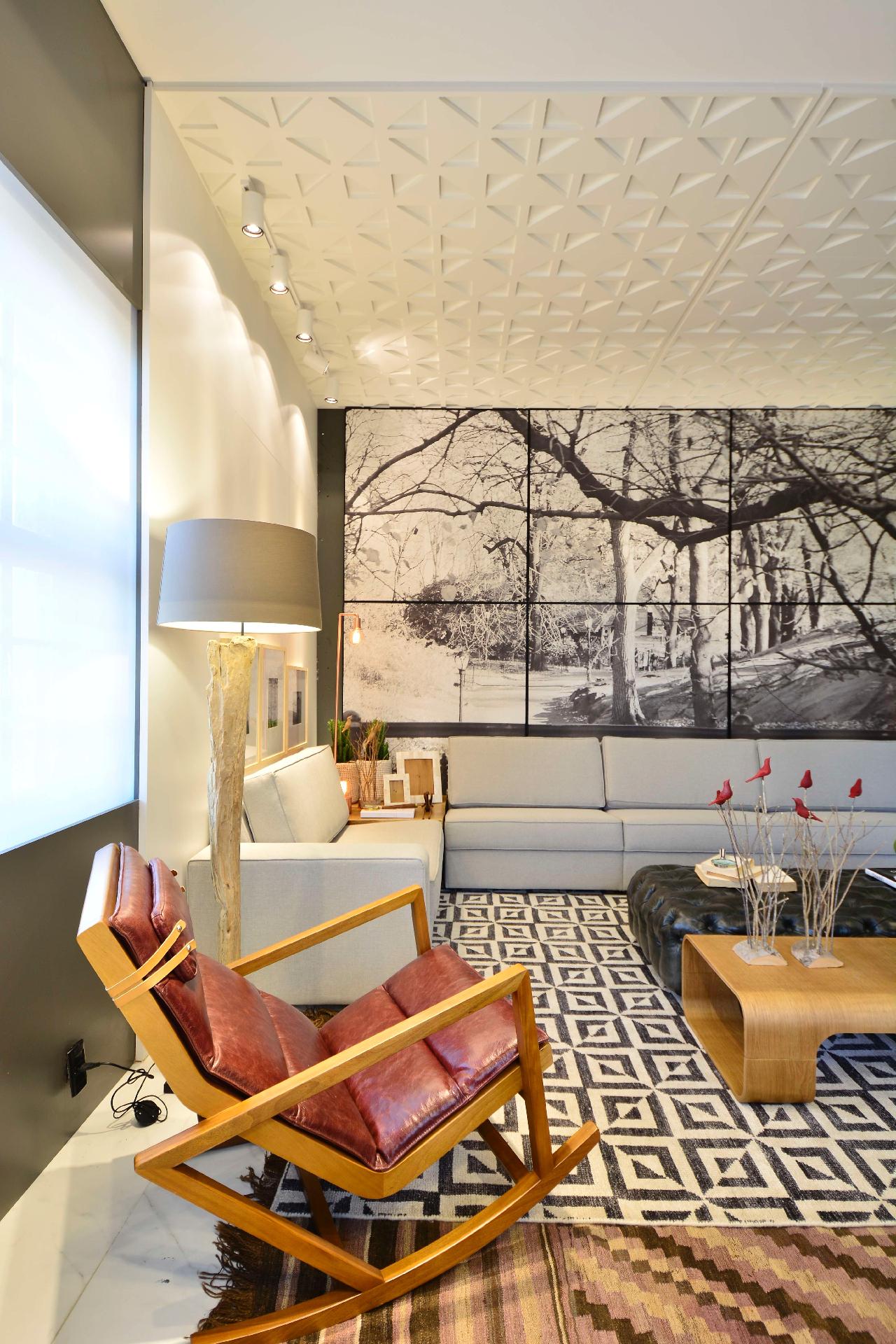 O ambiente Estar em Casa, das arquitetas Lisiane Wendel Corrêa e Simone Bertuzzo, preza pela luminosidade. Tons crus, característicos do estilo escandinavo, ajudam a ampliar a claridade do espaço. A parede do sofá (ao fundo) conta com seis telas em suede (137 x 140 cm) que formam uma imagem completa e o piso, em mármore, é coberto pela sobreposição de tapetes kilim - Eduardo Liotti/ Divulgação