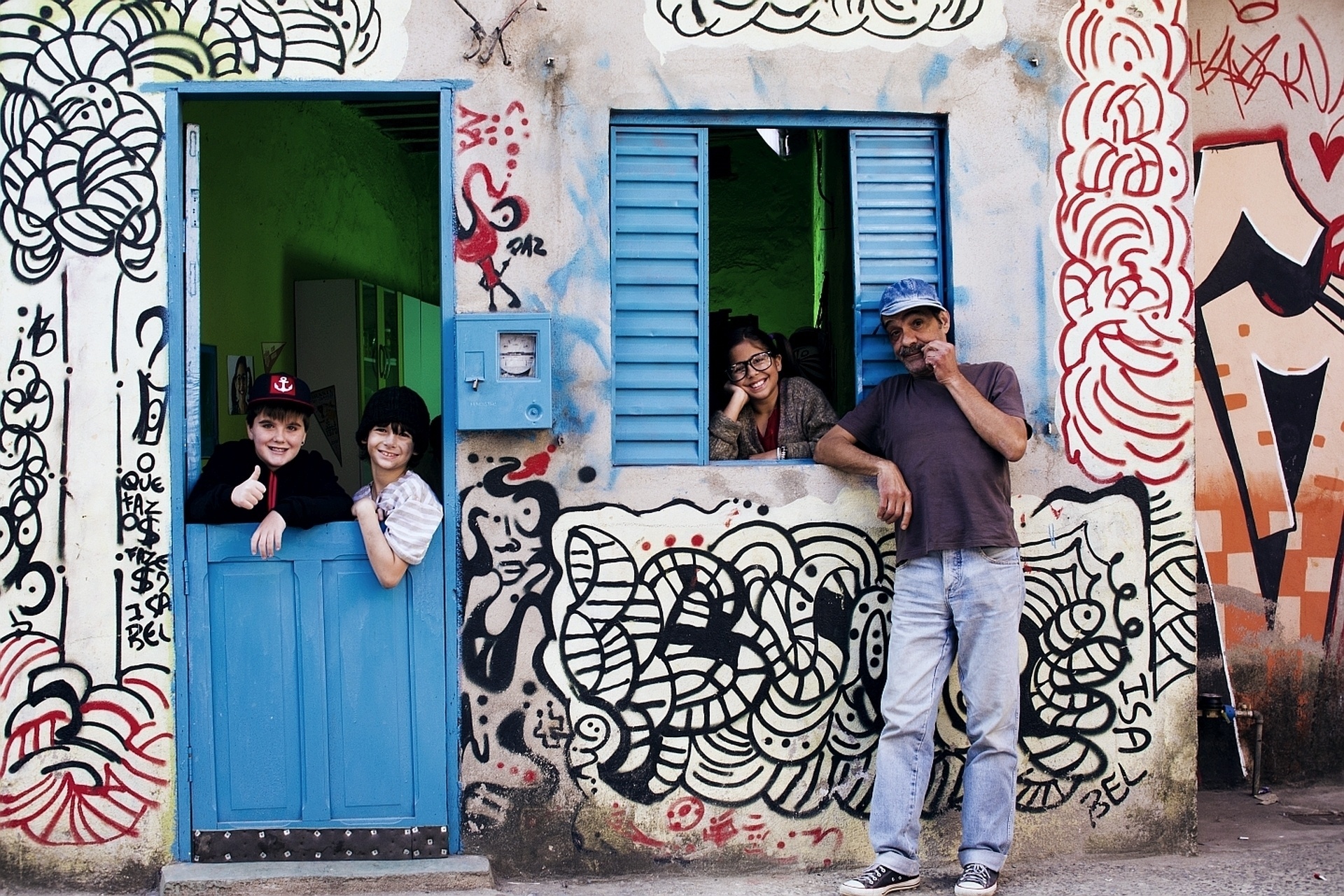 Fred (Quico), Moleque (Chaves) e Fran (Chiquinha) dentro da casa de Soneca (Seu Madruga) no curta "Moleque", adaptação brasileira de "Chaves" - Montagem/Reprodução/Televisa/Filipe Tavares/Divulgação