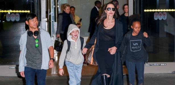 2.mar.2016 - Pax Jolie Pitt, Shiloh Jolie Pitt, Angelina Jolie e Zahara Jolie Pitt desembarcam no aeroporto de Los Angeles. Na época, já existia rumores de que o casal Brangelina enfrentava uma crise - AKM