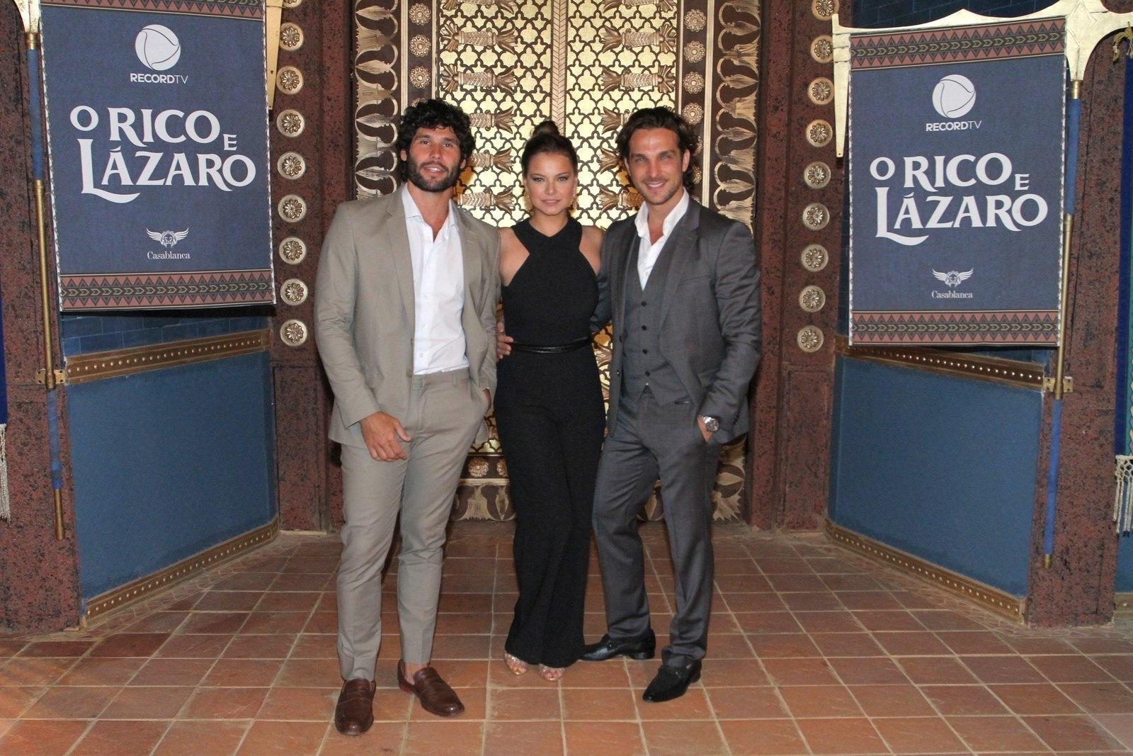 Dudu Azevedo, Milena Toscano e Igor Rickli posam juntos na coletiva de imprensa da novela "O Rico e Lázaro", no Rio de Janeiro - Thyago Andrade/Brazil News