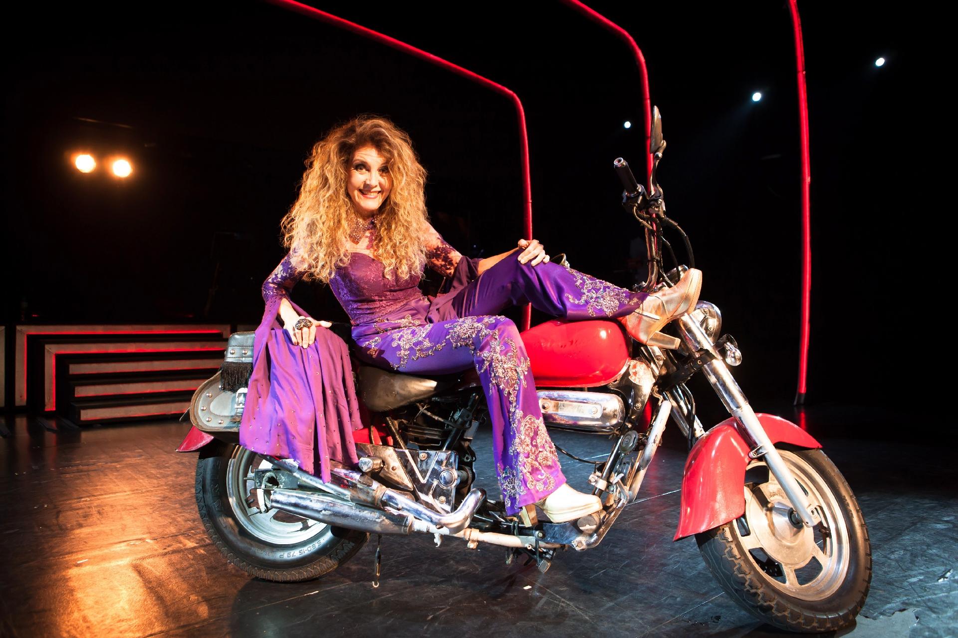 16.mar.2017 - Wanderléa durante os ensaios do musical "60! - Década de Arromba", no Theatro Net Rio - André Rodrigues/UOL