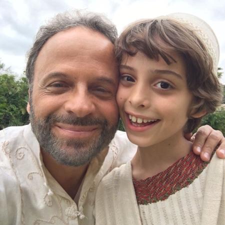 Marcos Breda, 56, e Daniel, 10, também são pai e filho na ficção: eles dão vida ao Rabino Ravina e Matias na primeira fase de "O Rico e Lázaro" - Arquivo pessoal - Arquivo pessoal