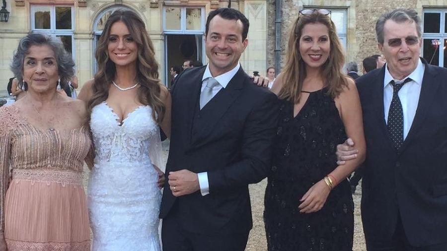 João Daniel, filho caçula de Betty Faria e Daniel Filho, posa com os pais e a noiva  - Reprodução/Instagram