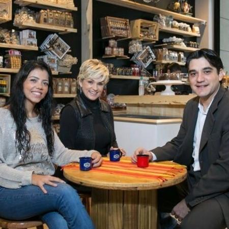 Andréa Nóbrega com os sobrinhos, de quem ela é sócia do Empório Espaço de Minas - Divulgação - Divulgação