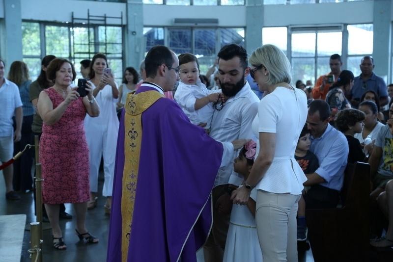 Antonia Fontenelle e Jonathan Costa se reuniram para batizado do filho neste domingo (3). A cerimônia aconteceu na Paroquia São José da Lagoa, zona sul do Rio de Janeiro - Anderson Borde/AgNews