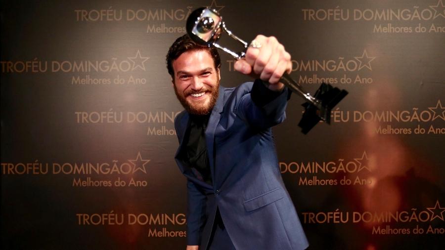 Emilio Dantas vibra com o troféu Melhores do Ano pelo papel de Rubinho, de "A Força do Querer" - Manuela Scarpa/Brazil News
