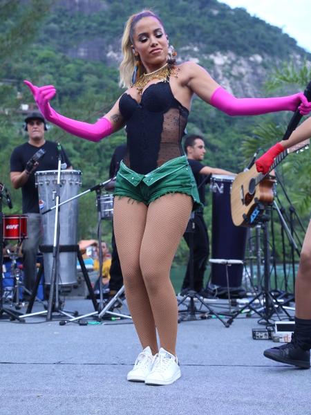 Anitta veste a tendência do shortinho dobrado em ensaio do seu Bloco das Poderosas, no Rio - Anderson Borde/AgNews
