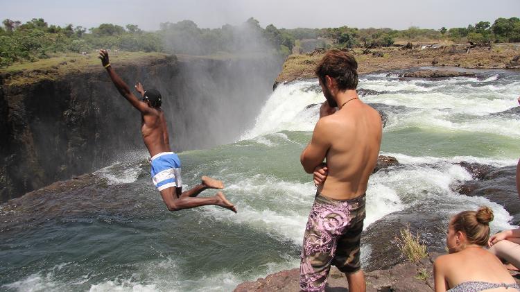 Mesmo perto de um precipício, turista se joga na água da "Piscina do Diabo" - Joe Pyrek/Creative Commons - Joe Pyrek/Creative Commons