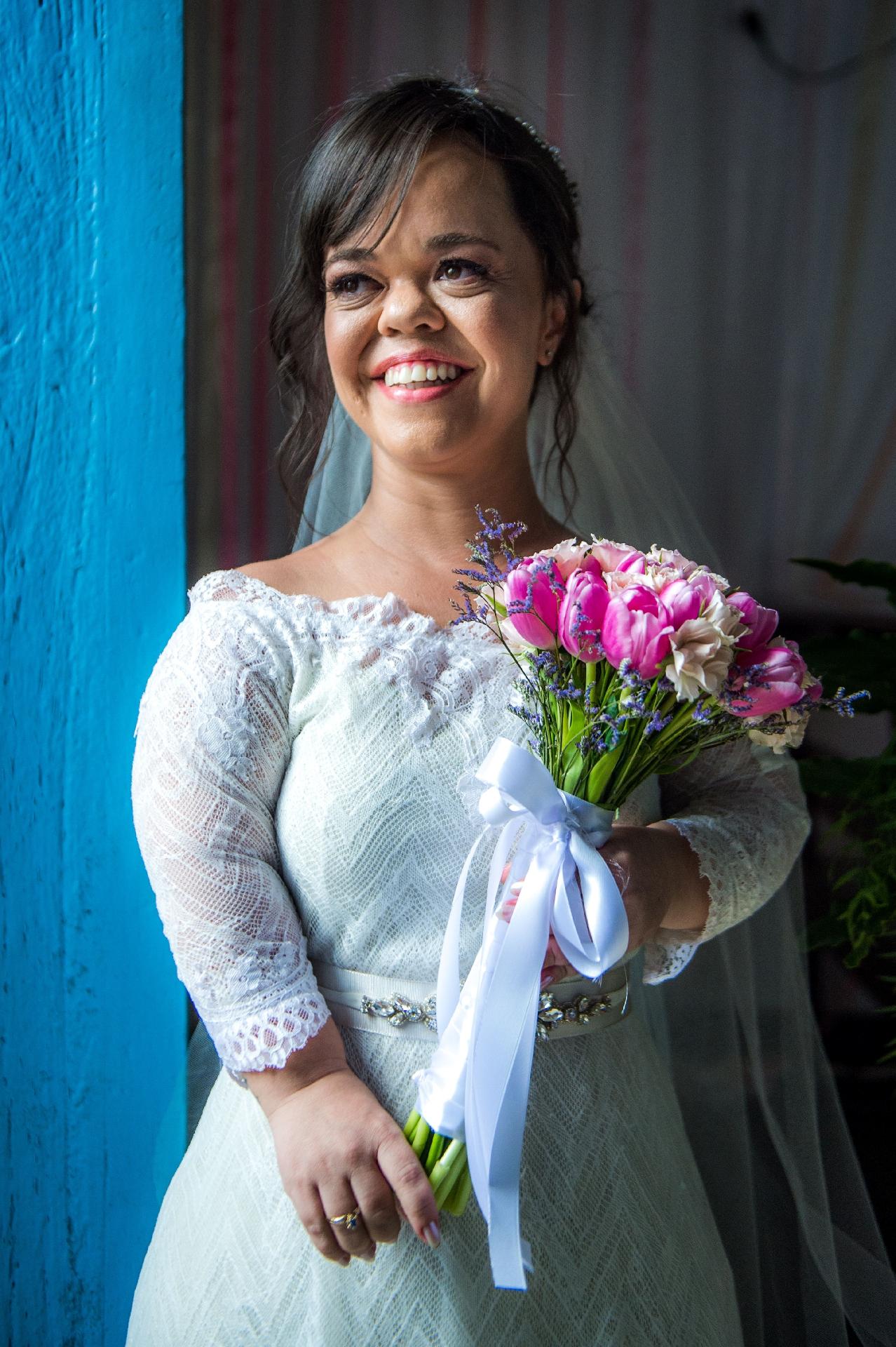 Estela (Juliana Caldas) se casa com Amaro (Pedro Carvalho) em "O Outro Lado do Paraíso" - Raquel Cunha/TV Globo