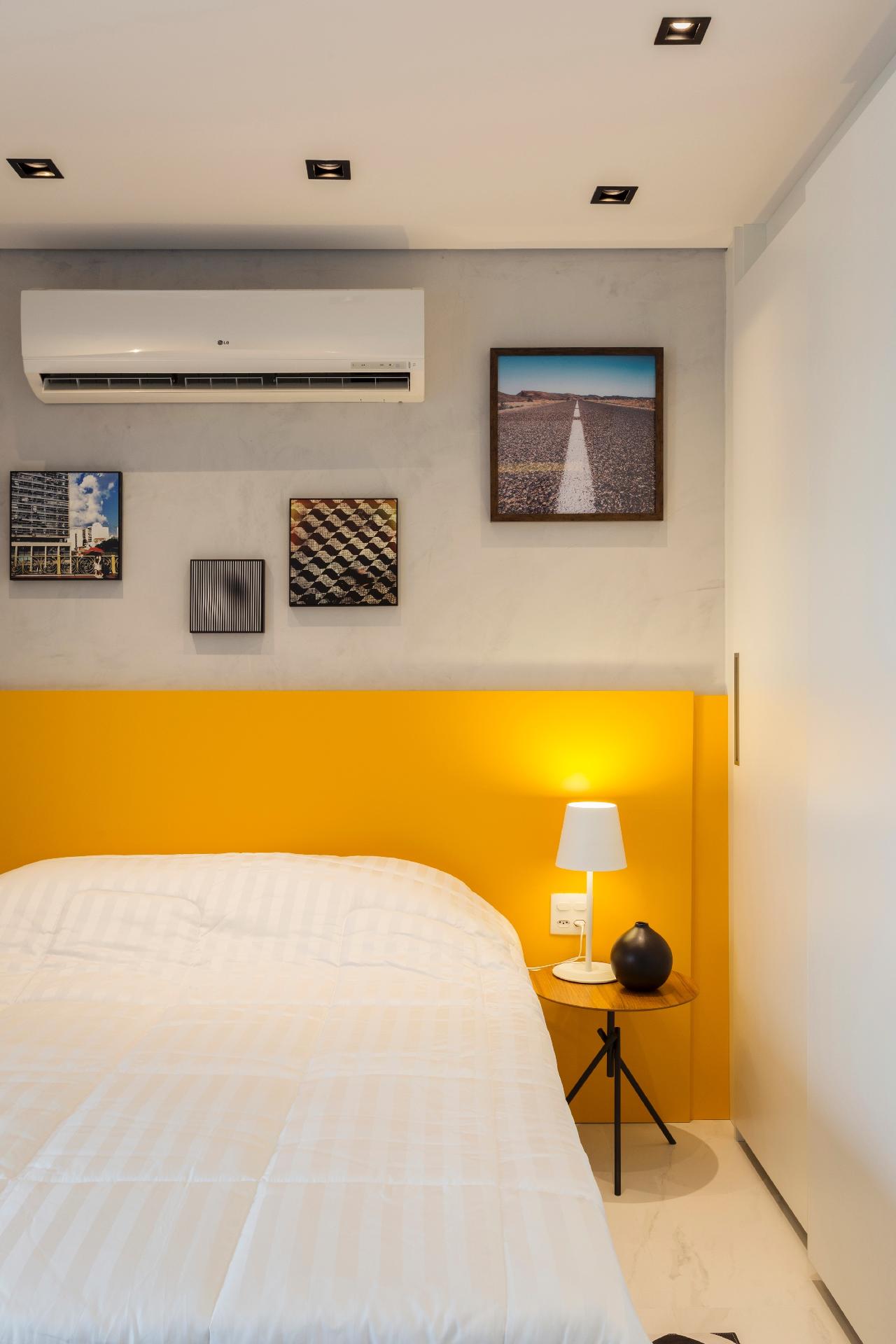 A marcenaria precisa primar pela resistência, evitando desgastes que exijam rotineiras manutenções. Aqui, em vez da laca tão na moda, o designer preferiu o laminado melamínico na cabeceira da cama e em outros mobiliários feitos sob projeto. "Ela pode bater que não estraga facilmente", afirma - Maura Mello/Divulgação