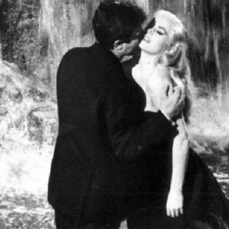 O clássico "A Doce Vida", de Fellini, com Anita Ekberg e Marcello Mastroianni, está entre os 10 primeiros colocados da votação - BBC