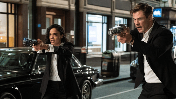 Chris Hemsworth e Tessa Thompson em cena de "Homens de Preto: Internacional" - Reprodução/Twitter - Reprodução/Twitter