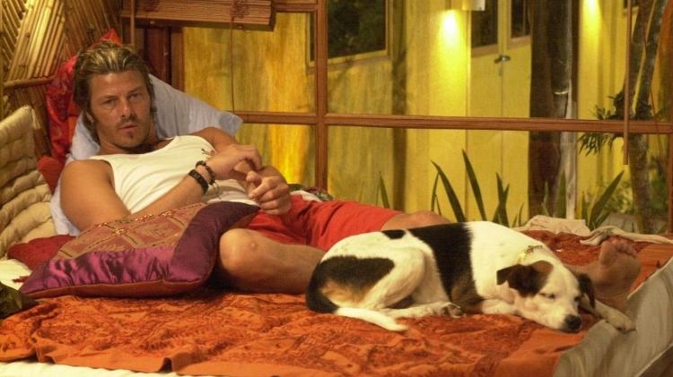 Caetano na primeira edição do "Big Brother Brasil", acompanhado da cachorrinha Molly - Reprodução/TV Globo - Reprodução/TV Globo