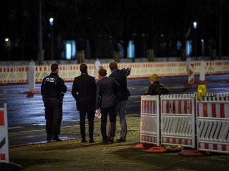Integrantes do grupo Alternative for Germany conversa com policial em Berlim - Gregor Fischer/Getty Images