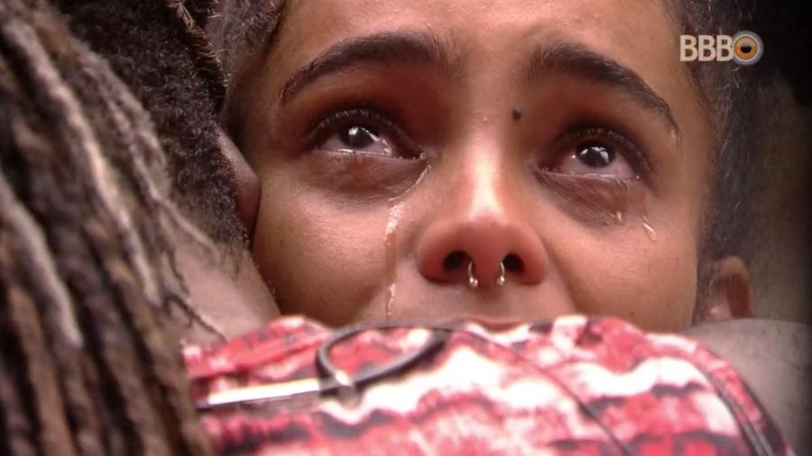 Gabriela chora abraçada pro Rodrigo na cozinha - Reprodução/GloboPlay