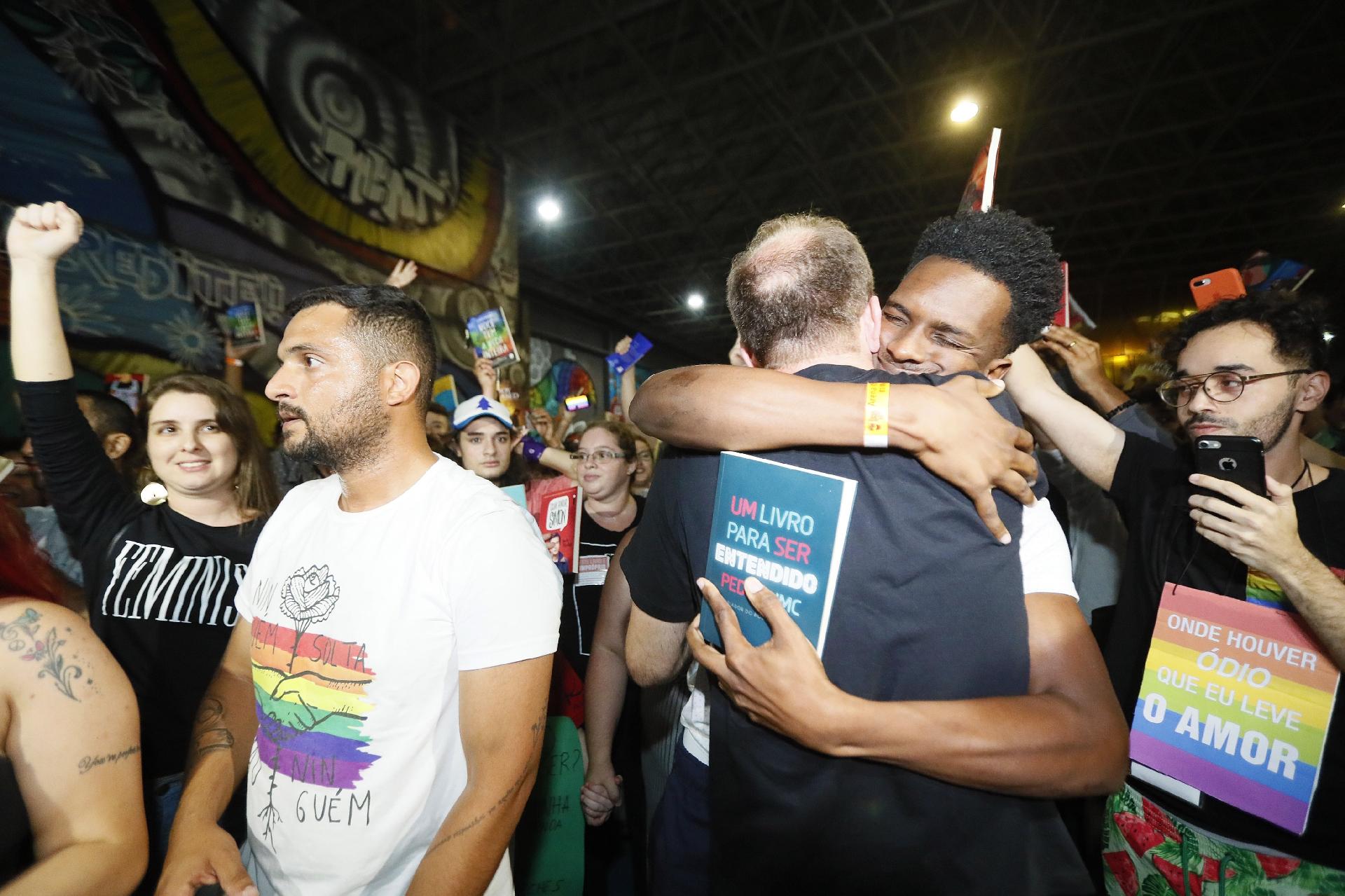 7.set.2019 - Manifestantes se abraçam em protesto contra o prefeito Marcelo Crivella na Bienal do Rio - Marcelo de Jesus/UOL