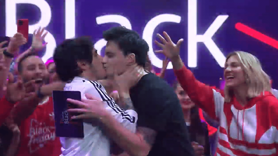 "Beijo dos Felipes": Felipe Neto e Castanhari trocam selinho para comemorar audiência em live - Reprodução/YouTube