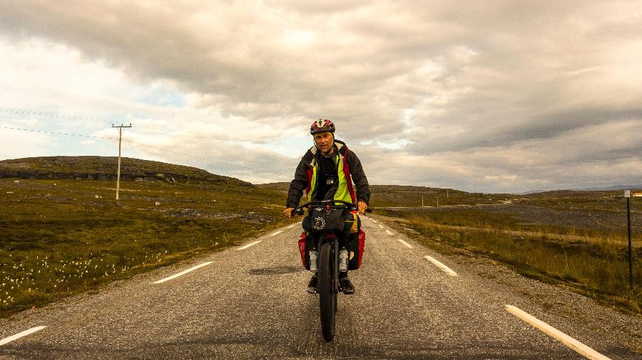 O cicloviajante Nestor Freire em sua passagem pelo Noruega, entre julho e agosto de 2019 - Acervo pessoal