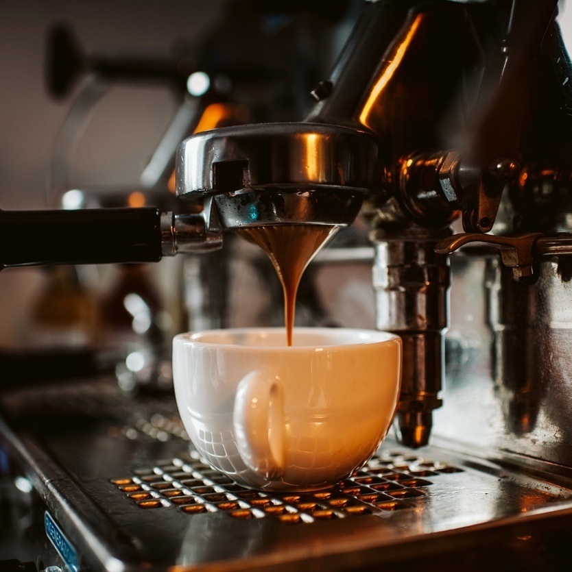 Expresso curto, longo ou feito no coador: qual café tem mais